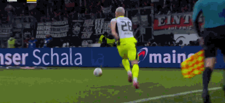 半场:多特1-1法兰克福,拜尔破门,乌尊点射,吉拉西送点